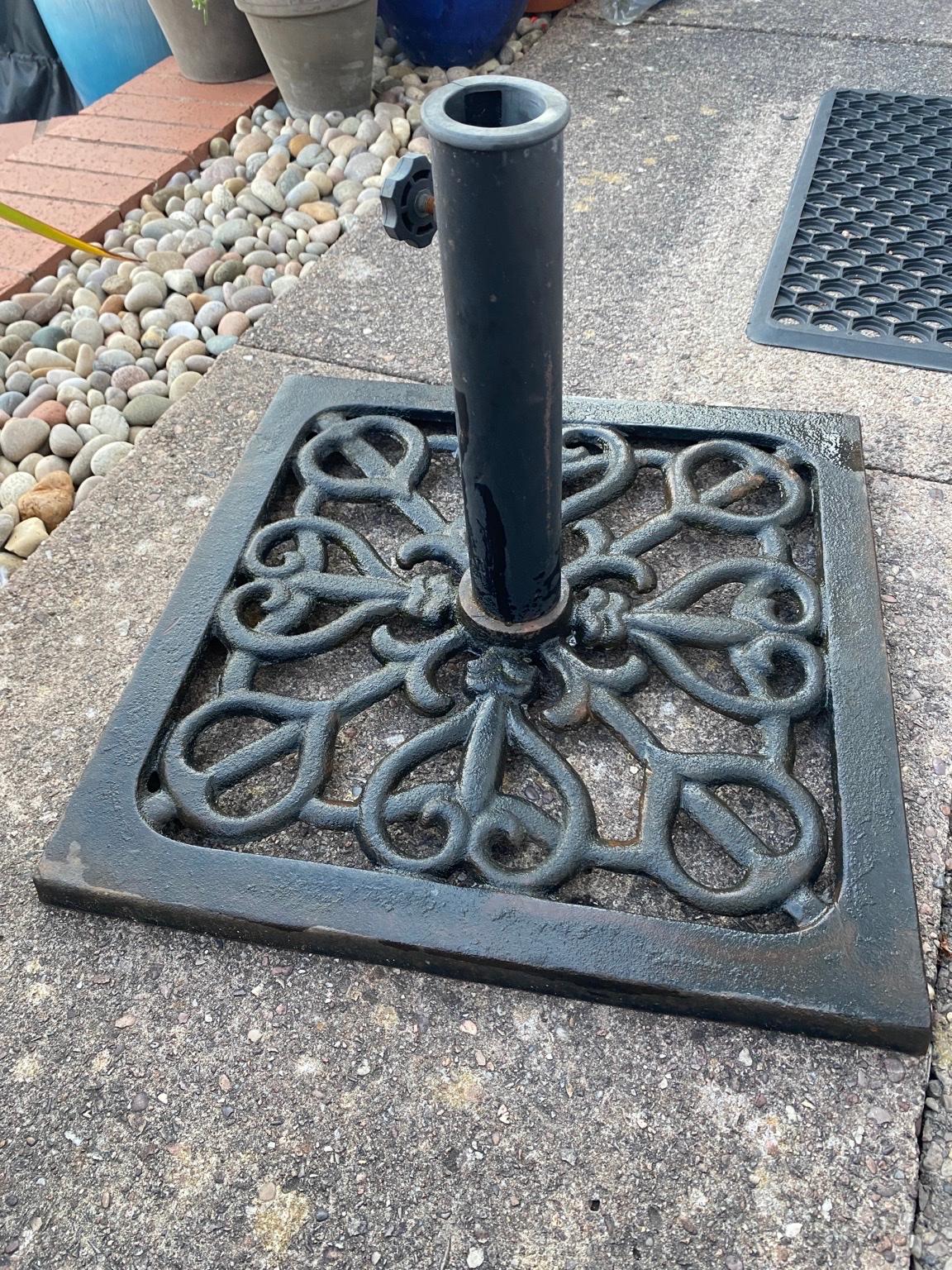 Cast iron parasol base in DY5 Stourbridge für £ 25,00 zum Verkauf