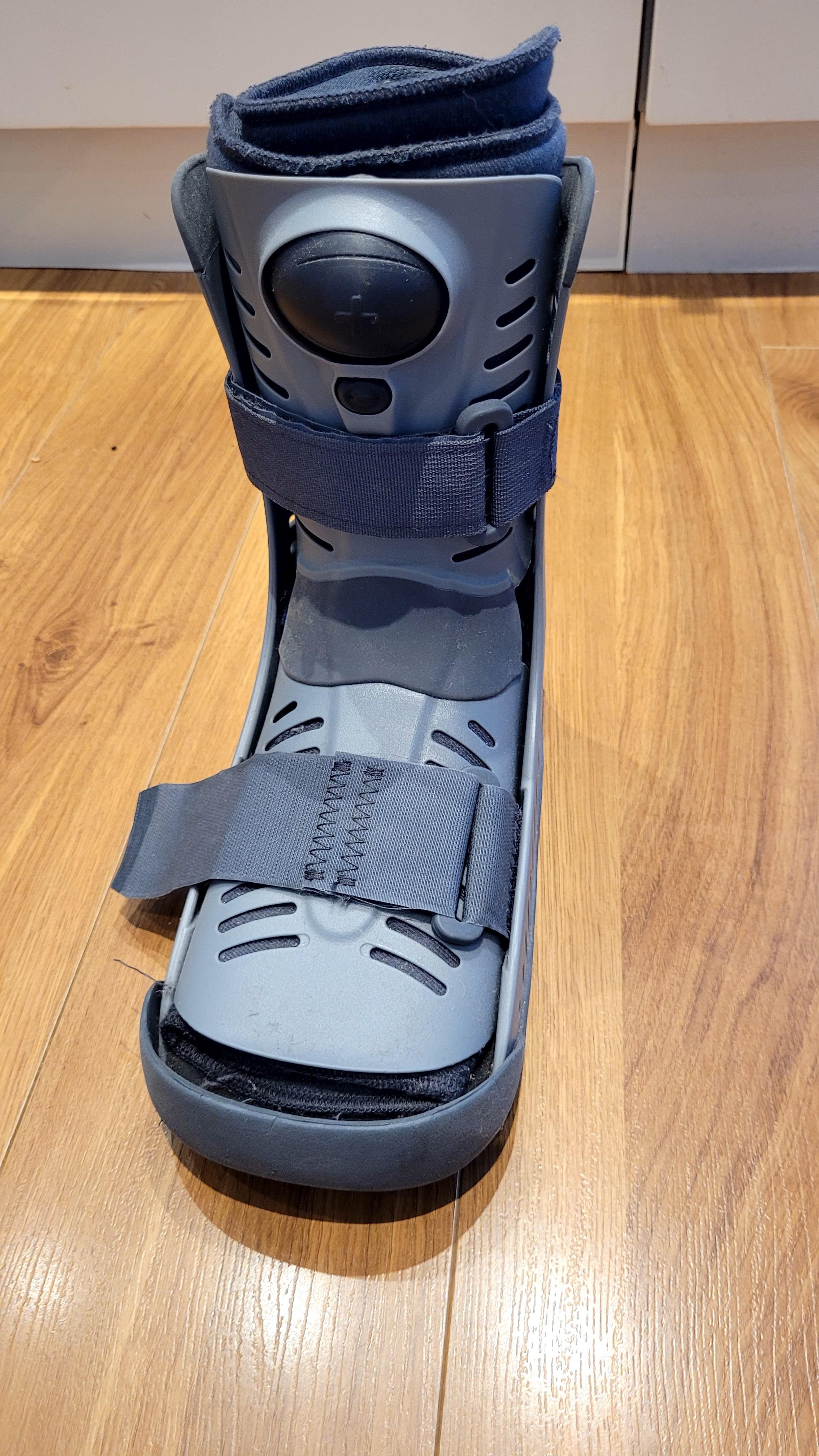 Foot Fracture Walking Boot in CH48 Kirby für gratis zum Verkauf Shpock AT