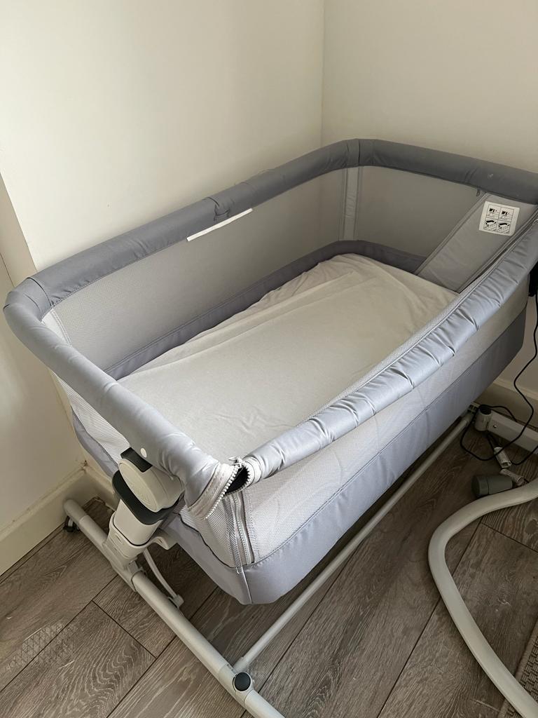 Chicco Next 2 Me Pop Up Travel Cot and Bedsid in IG8 Londra for £145.00