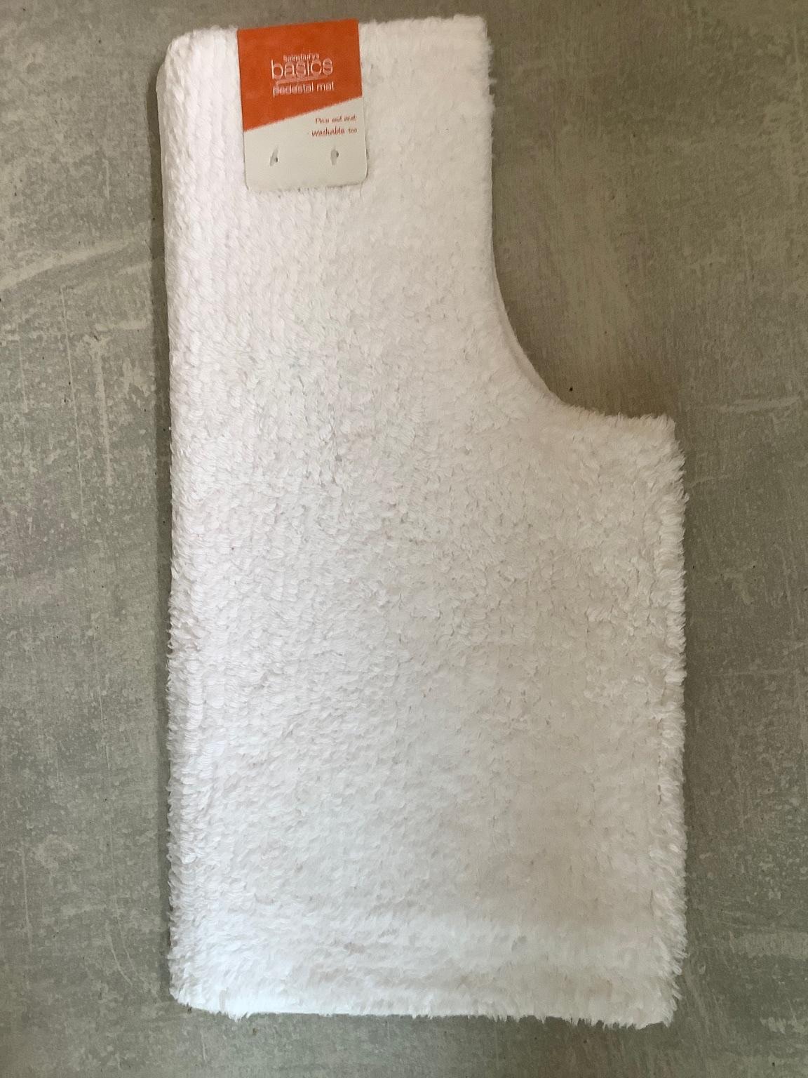 Sainsburys basics white pedestal mat in NN9 Finedon für 2,00 £ zum