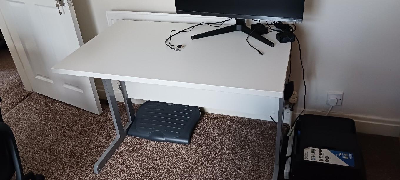 Desk in WF12 Kirklees für £ 50,00 zum Verkauf Shpock AT