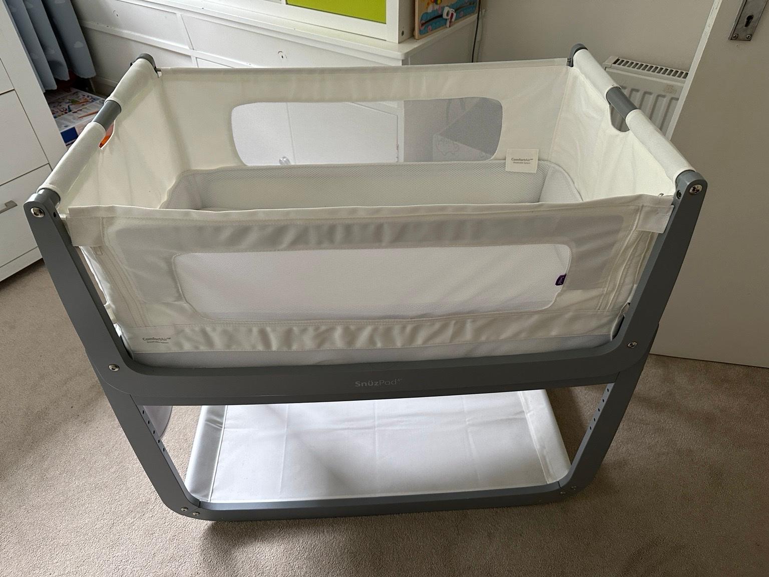 SnuzPod4 Bedside Crib Dove complete bundle in HA5 London für 100,00