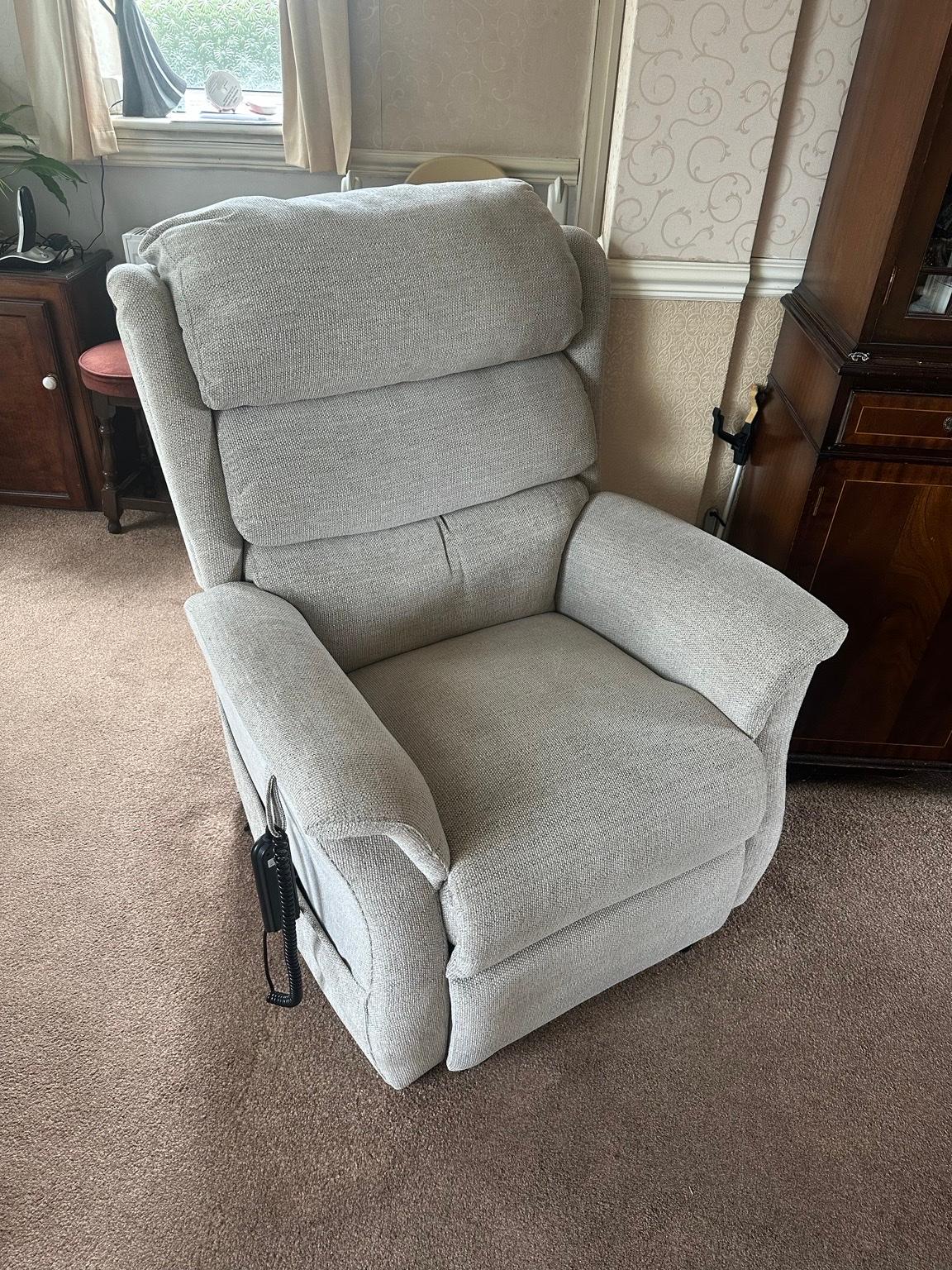 Hamble & heddon dualmotor lift recline chair in B33 Birmingham für 350