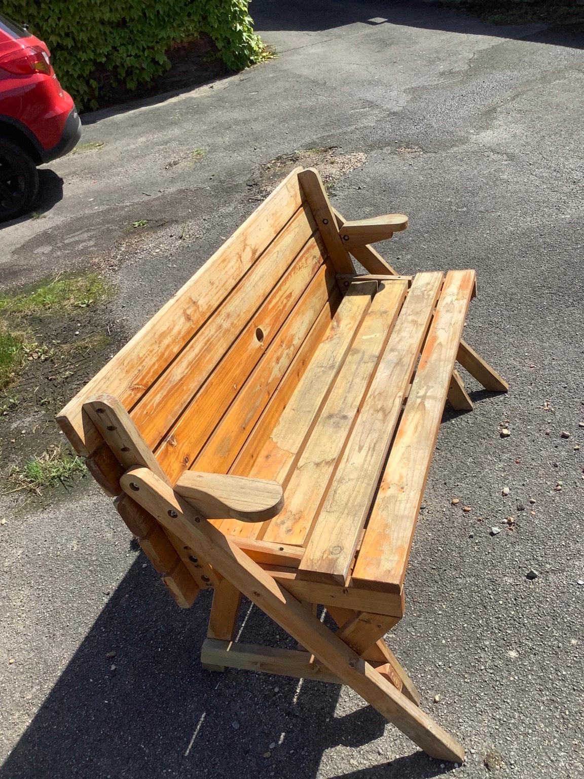 Bench That Turns Into Picnic Table in SS13 Basildon für £ 150,00 zum