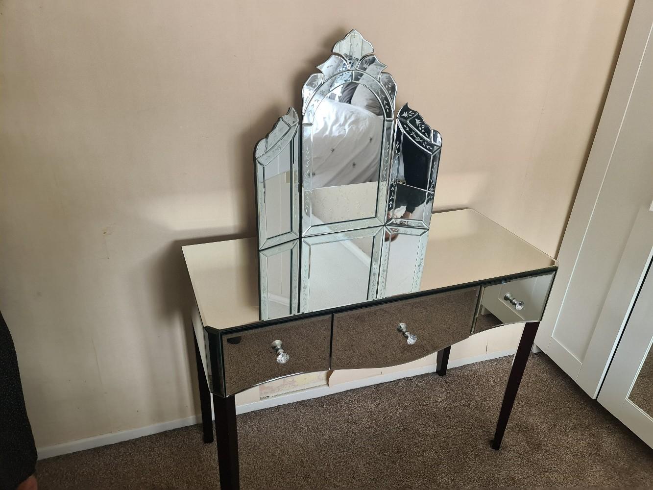 glass mirror dressing table and mirror in B43 Sandwell für 60,00 £ zum