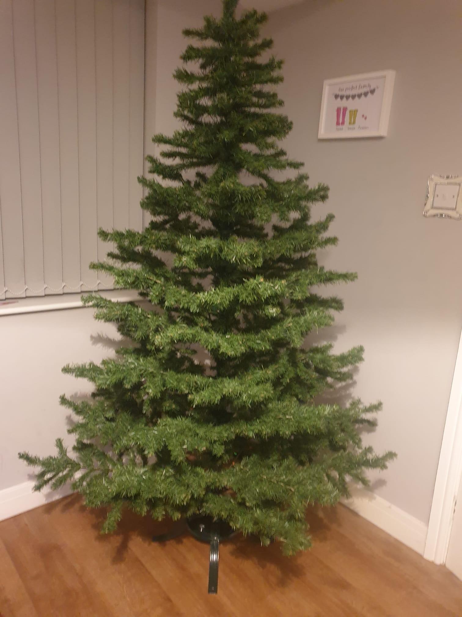 Christmas 6ft tree in WV11 Wolverhampton für £ 15,00 zum Verkauf
