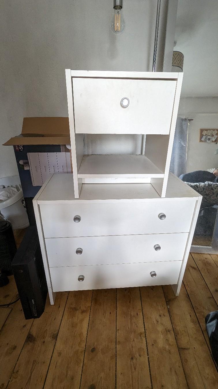 Argos chest of drawers and bedside table in LS14 Leeds für £ 15,00 zum