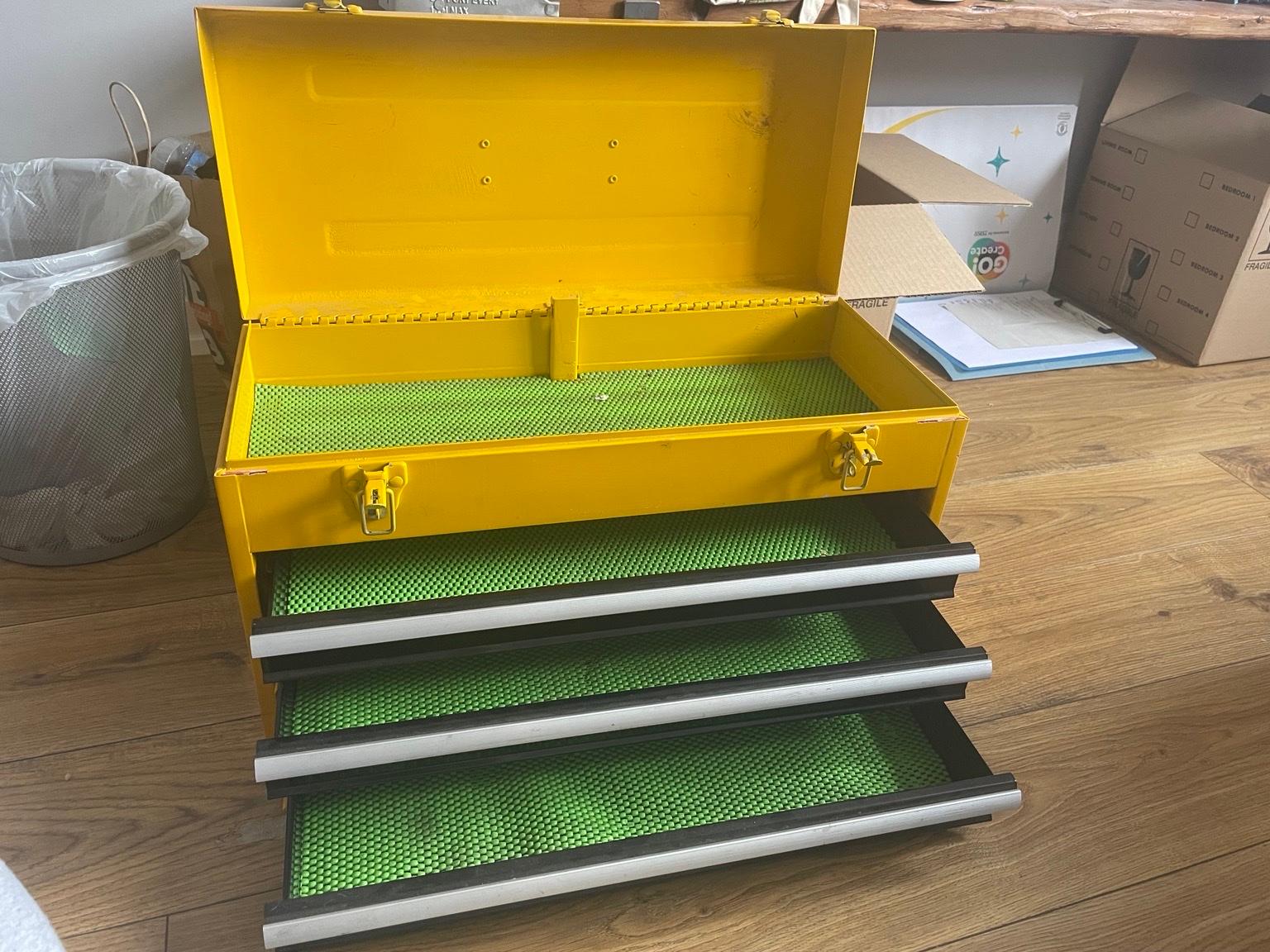 Halfords 3 drawer metal portable tool chest in SS17 Corringham für 20