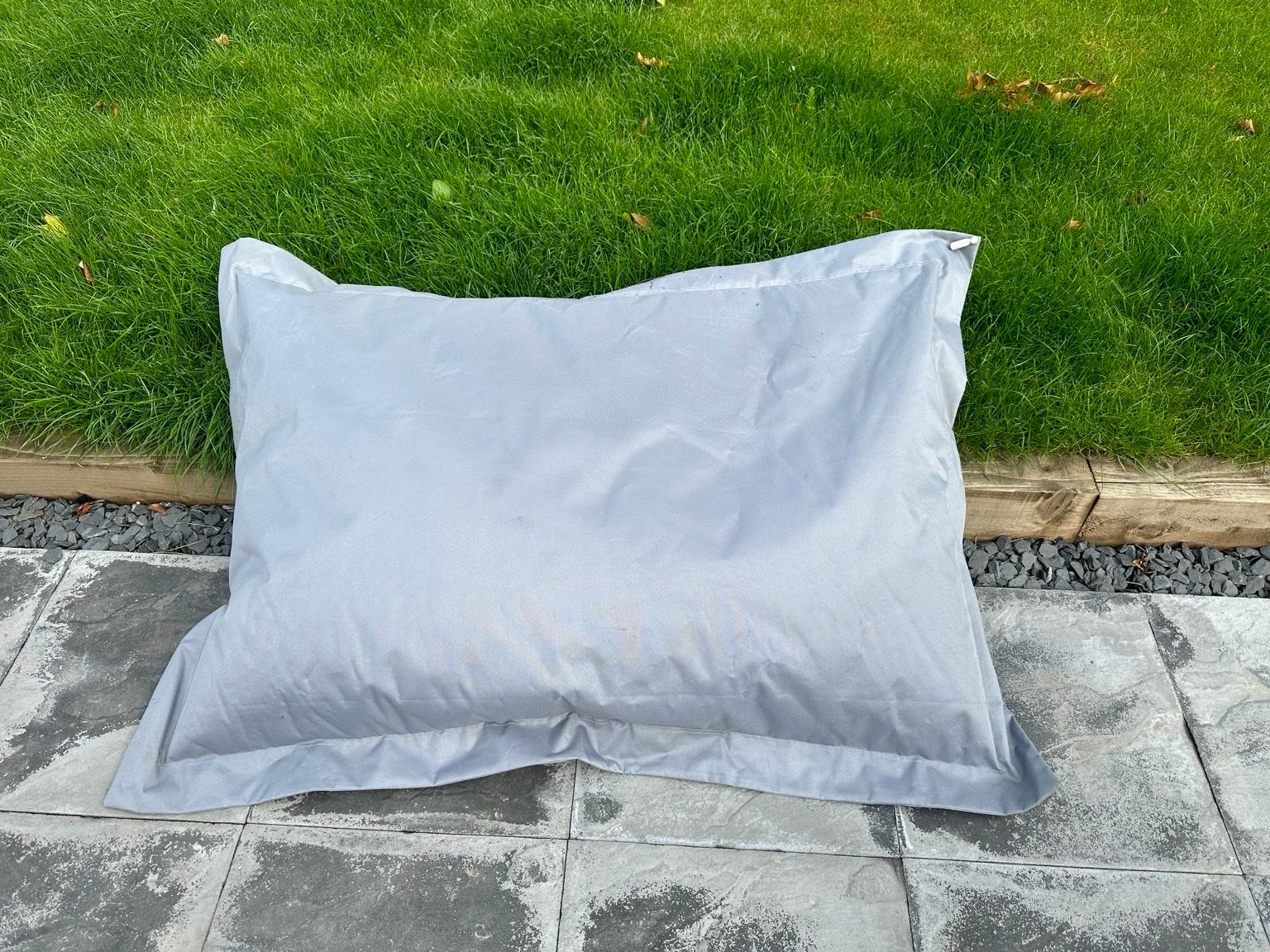 Large bean bag in WS3 Walsall für £ 60,00 zum Verkauf Shpock AT