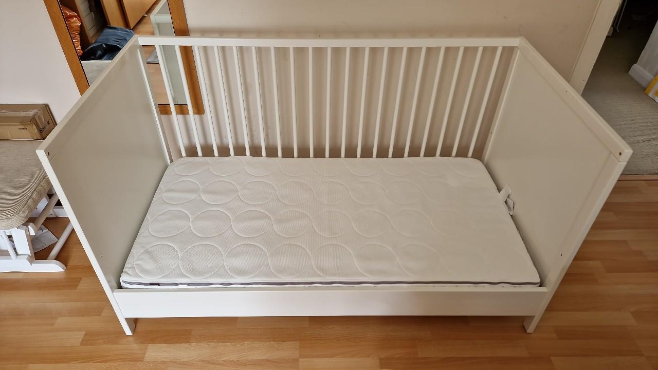 Ikea Solgul Cot Bed with mattress and bedding in LS17 Leeds für £ 65,00