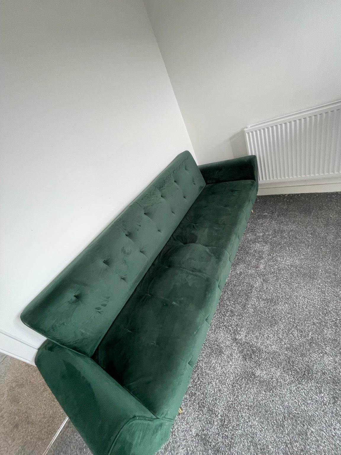 Emerald green sofa bed, gold feet in BL5 Westhoughton für 50,00 £ zum