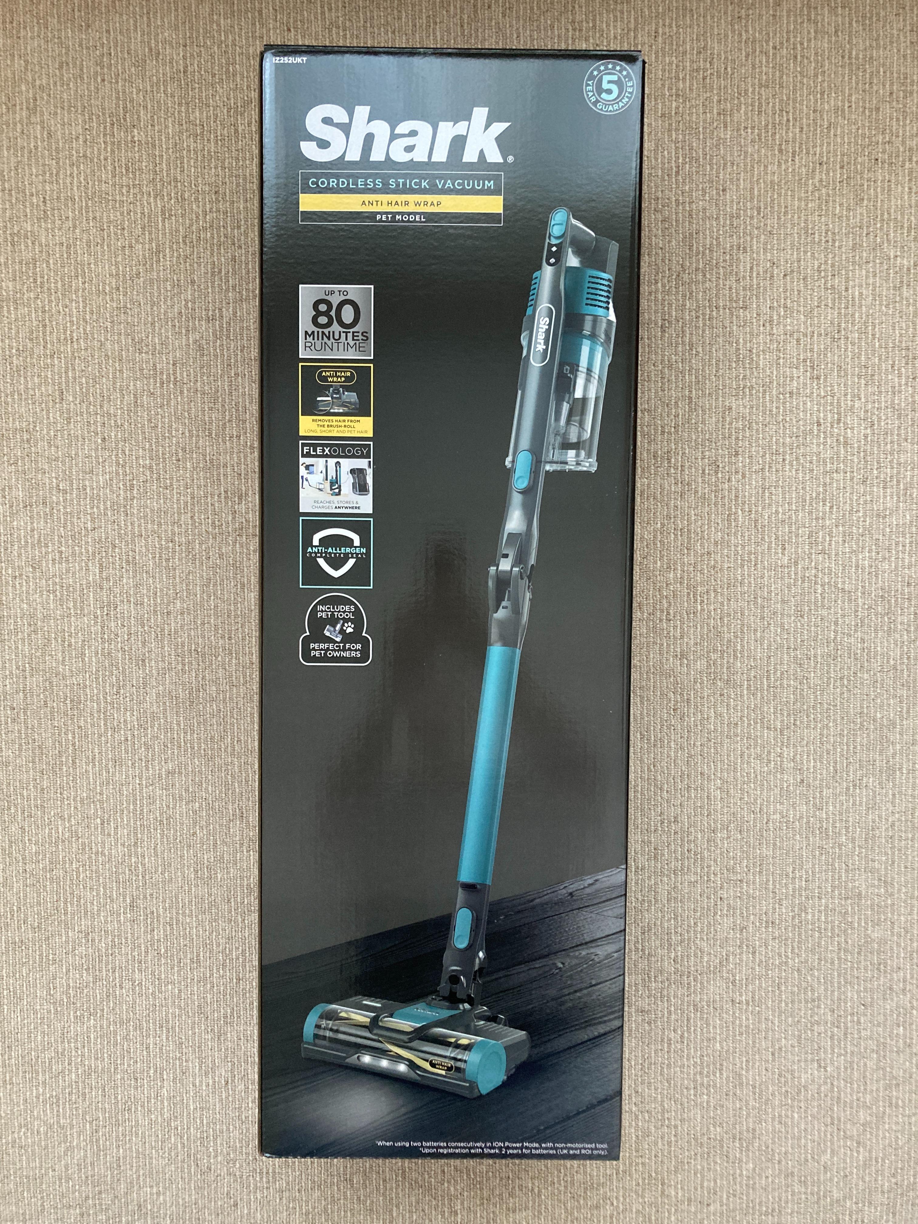 Shark Cordless Vacuum Pet 2 x Batteries in SN9 Pewsey für 230,00