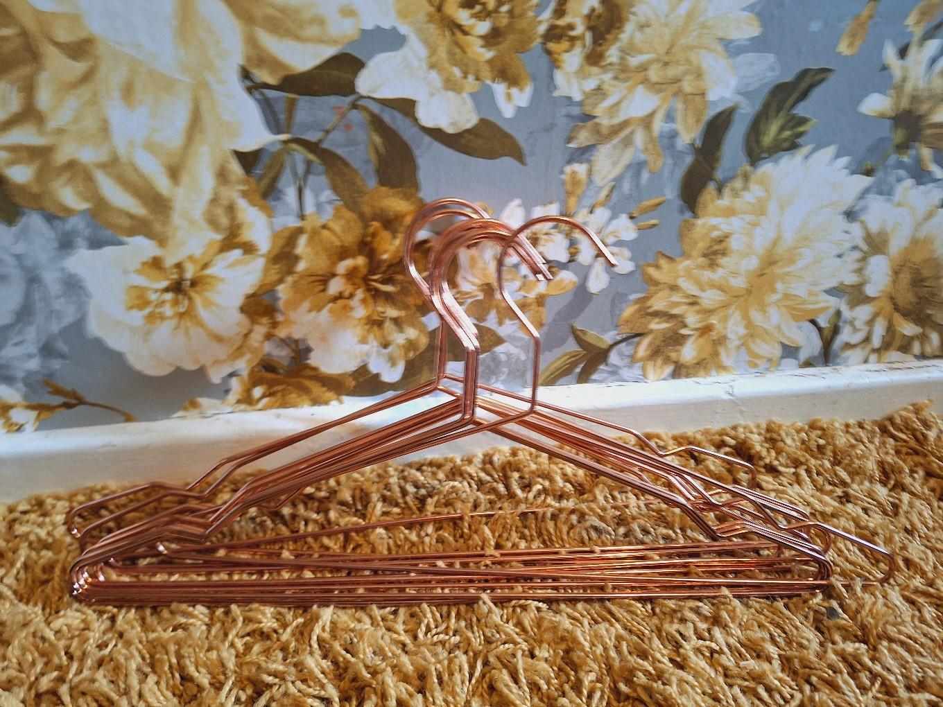 10 Rose Gold Coat Hangers in WV11 Wolverhampton für £ 2,00 zum Verkauf