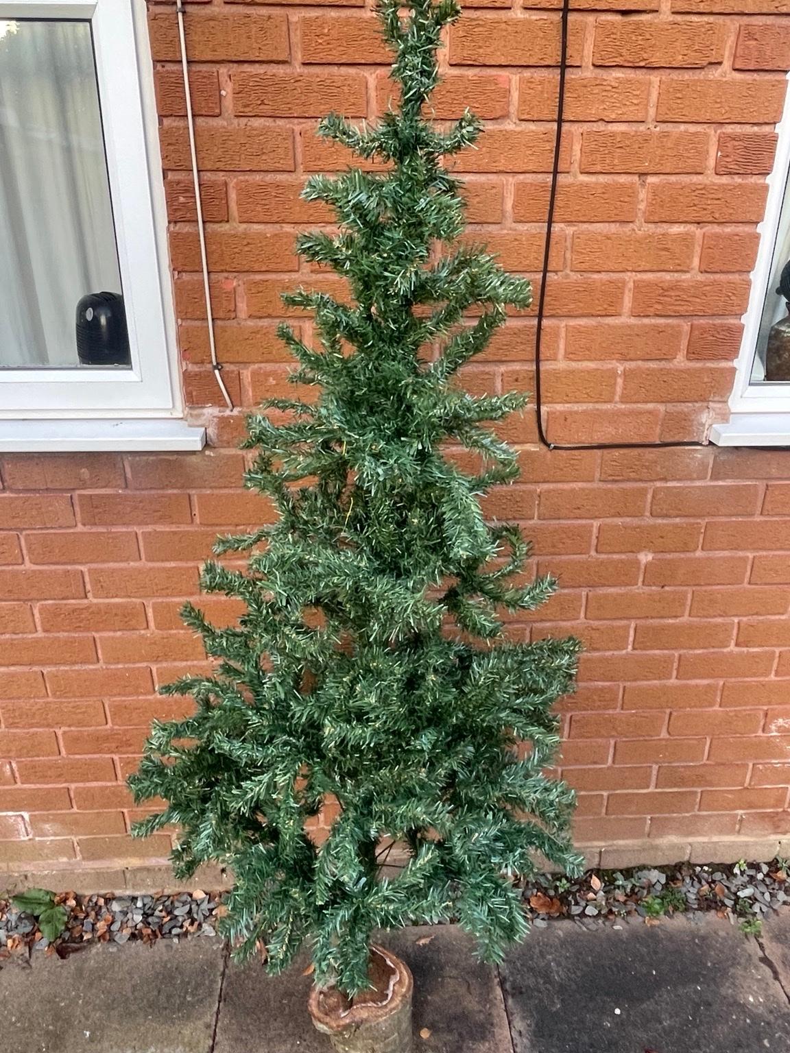 6ft green Christmas tree in WV12 Willenhall für 10,00 £ zum Verkauf