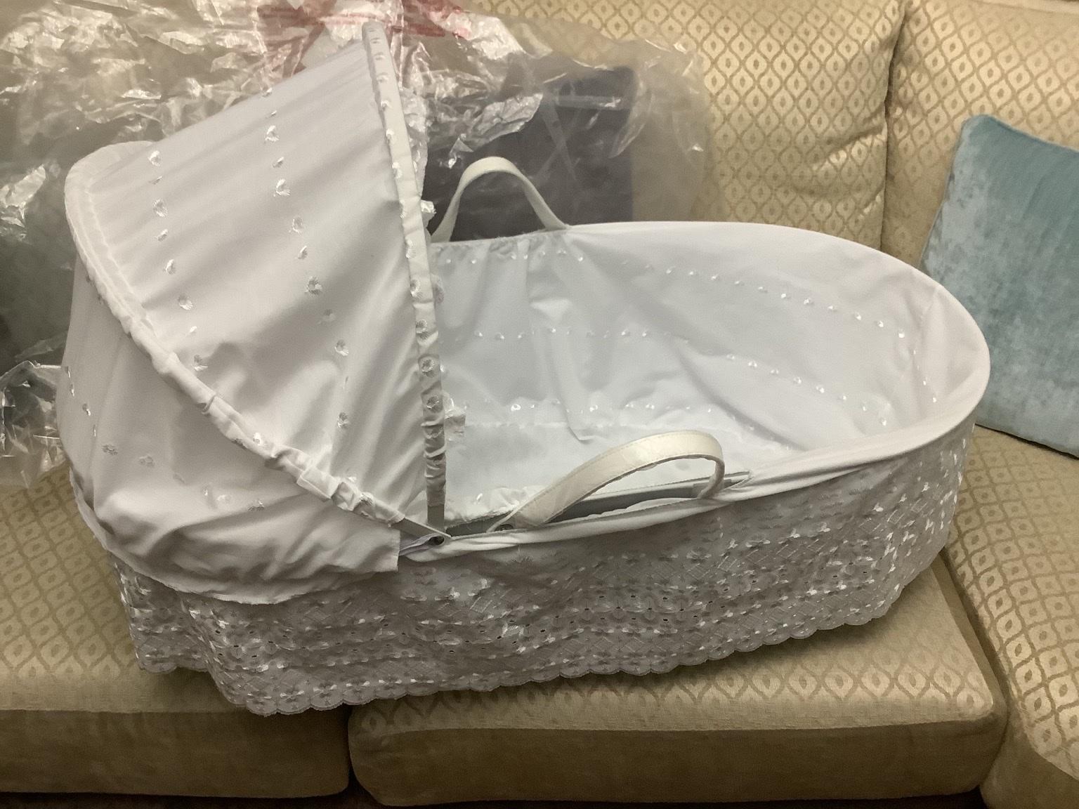 Shnuggle Dreami white Moses Basket with cover in B33 Birmingham für 108