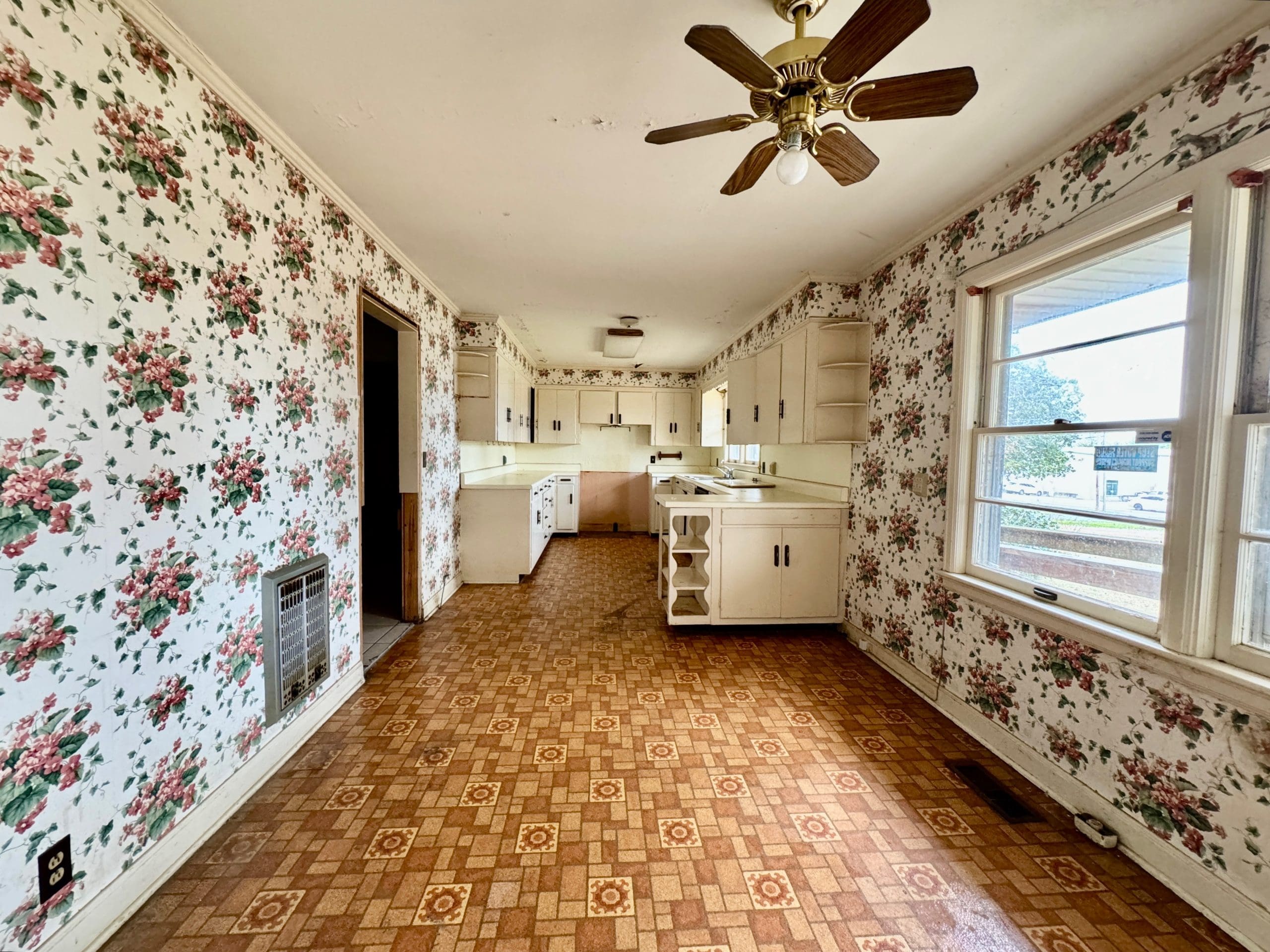 SOLD 242,000 2136 W Broad Street Cookeville, TN 38501 Powell