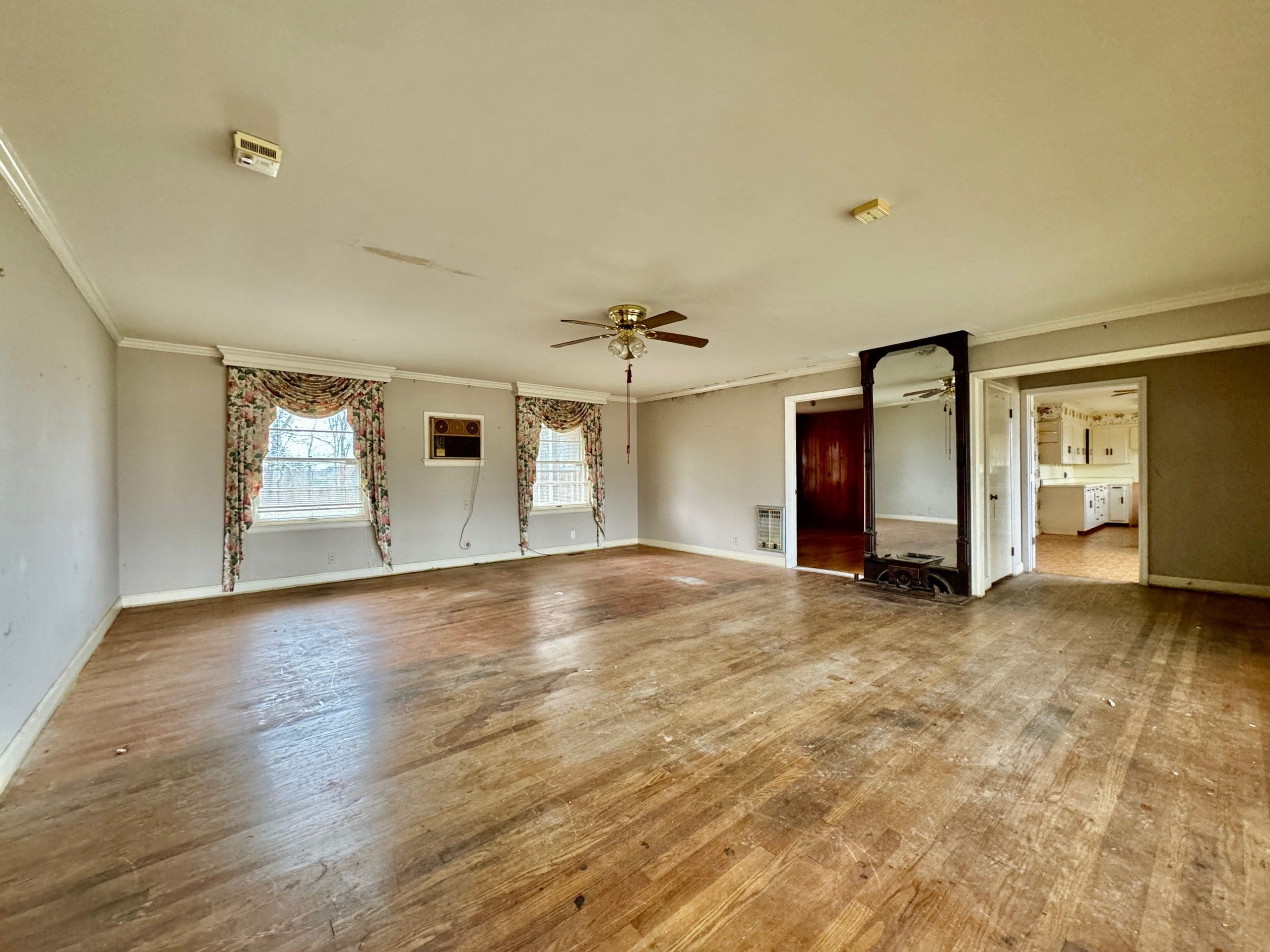 SOLD 242,000 2136 W Broad Street Cookeville, TN 38501 Powell