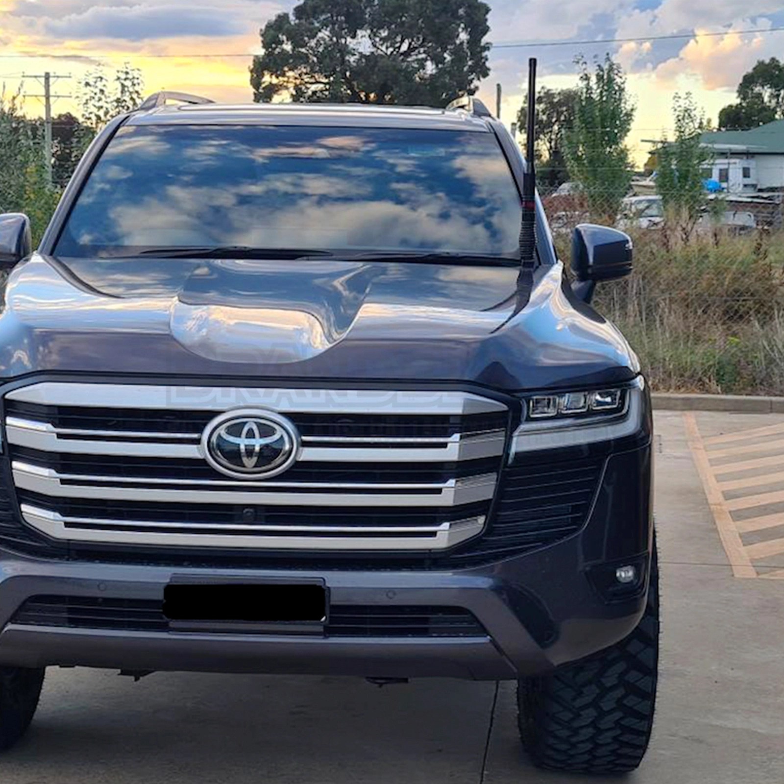 UHF Antenna Bracket - Toyota 300 Series | M4C