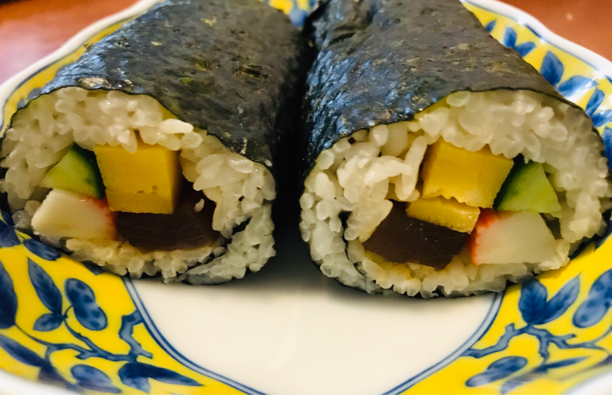 恵方巻きの事は良くわからないけど、子どもに自分で海苔巻きを作らせるのは楽しいかもしれない まるこの香港生活