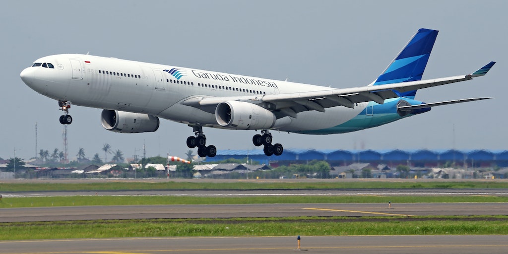 Can You Bring A Tripod On A Plane? (Answered With Tips)