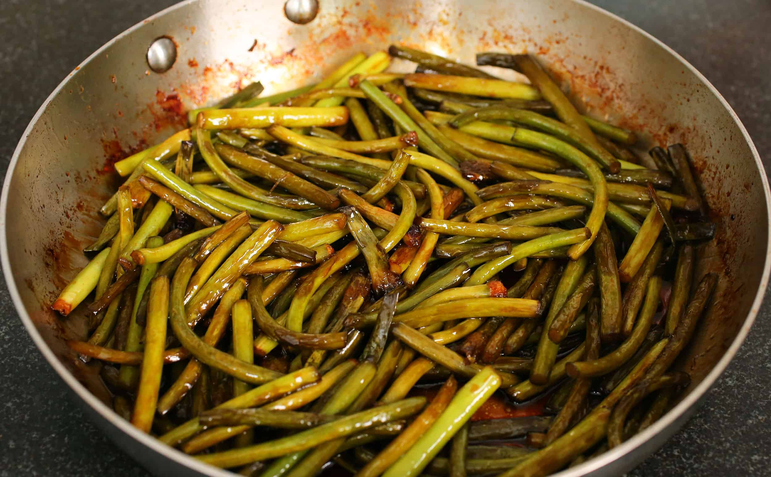 Stirfried garlic scapes (Maneuljjongbokkeum 마늘쫑볶음) recipe