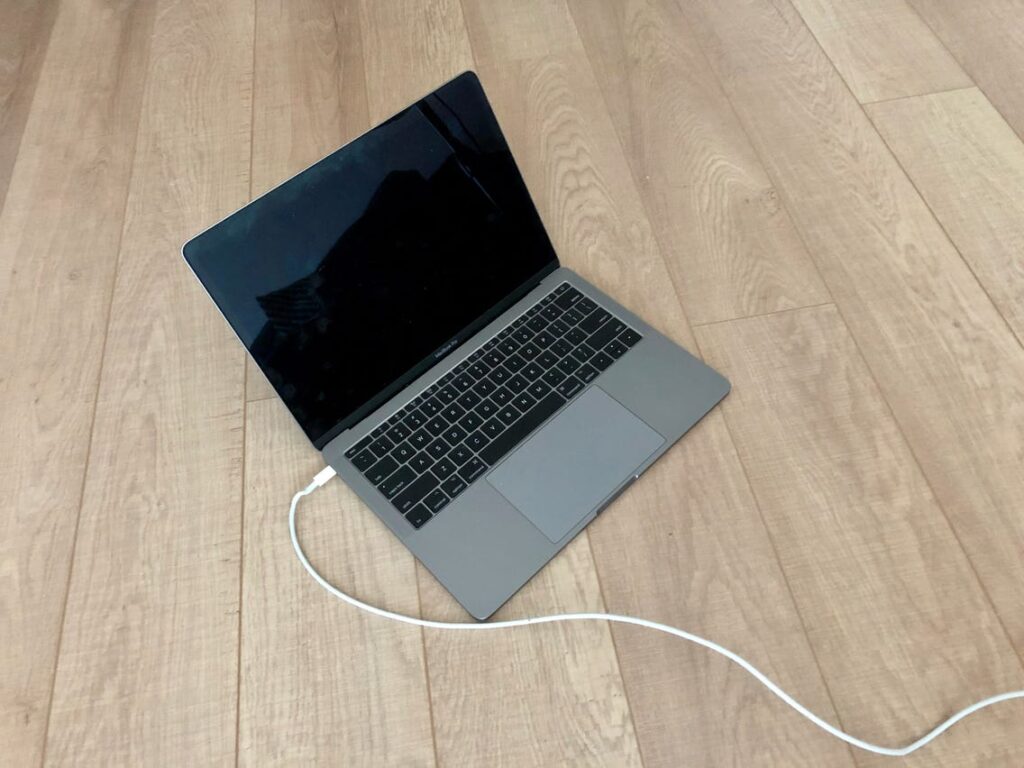 Почему MacBook Pro разряжается с подключенной зарядкой? MAC Україна