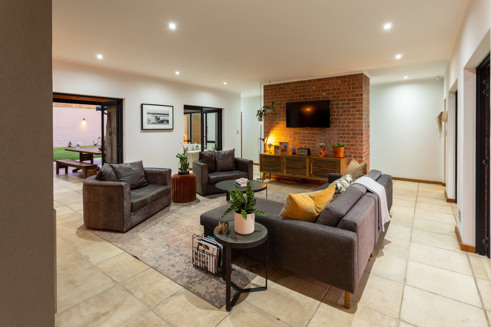 Luxurious living and beautiful views of the Lowveld. Stunning 4bedroom