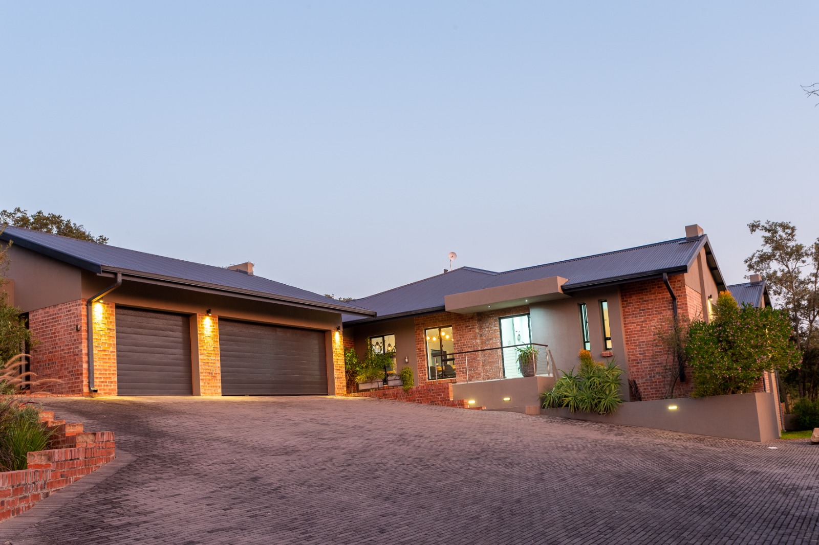 Luxurious living and beautiful views of the Lowveld. Stunning 4bedroom