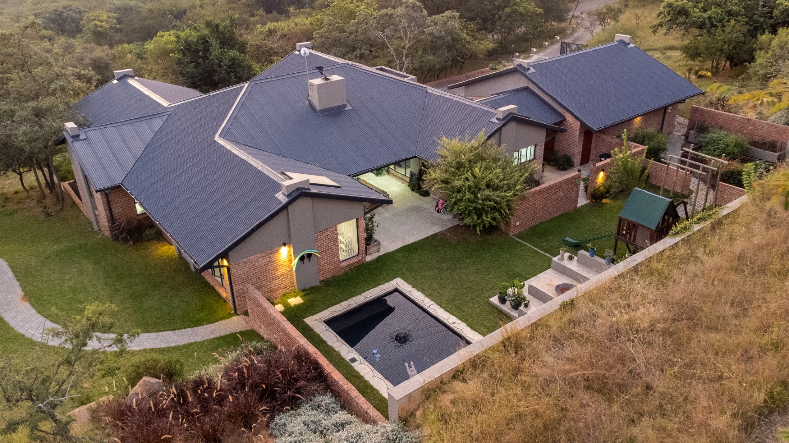 Luxurious living and beautiful views of the Lowveld. Stunning 4bedroom