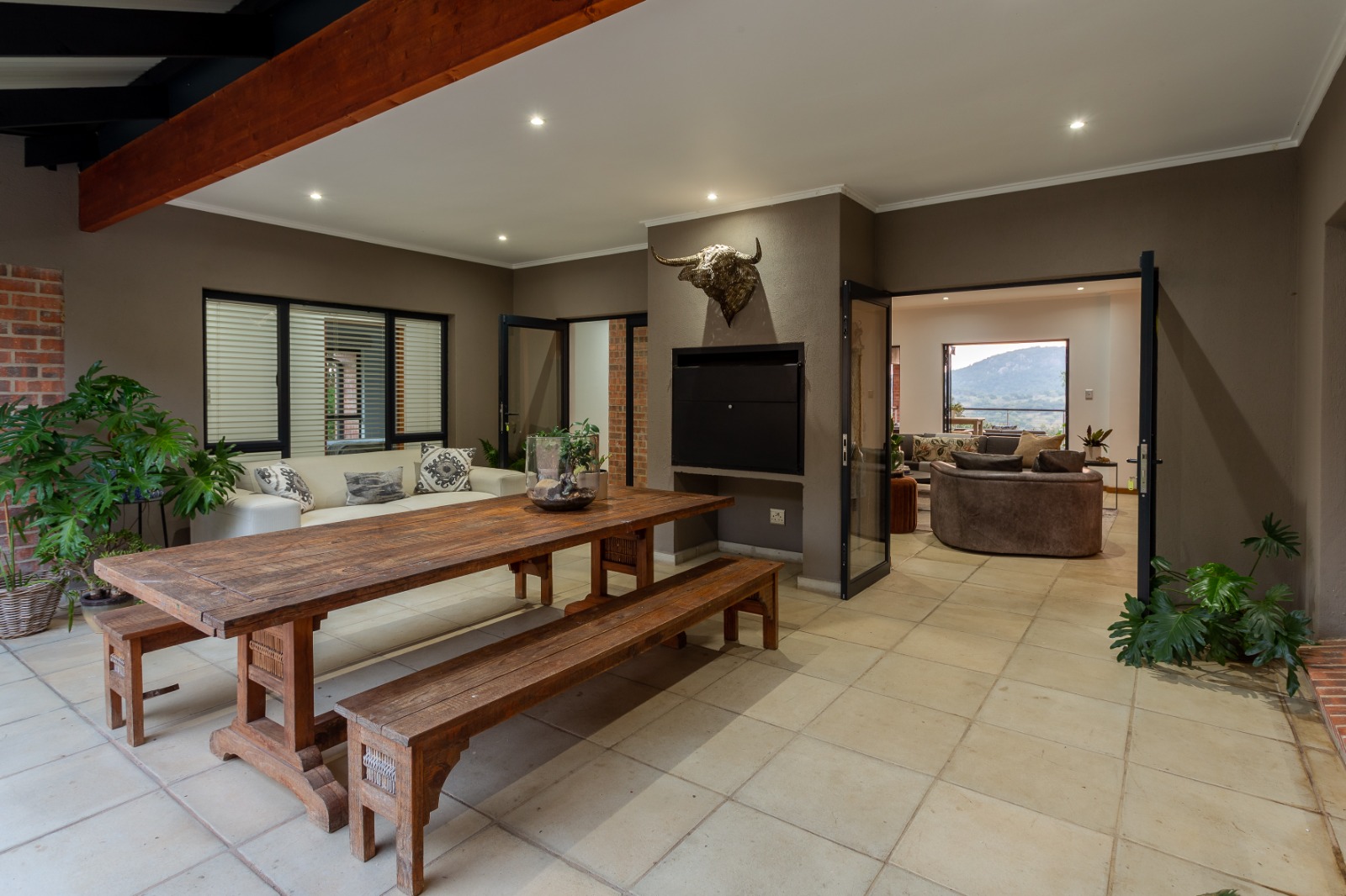 Luxurious living and beautiful views of the Lowveld. Stunning 4bedroom