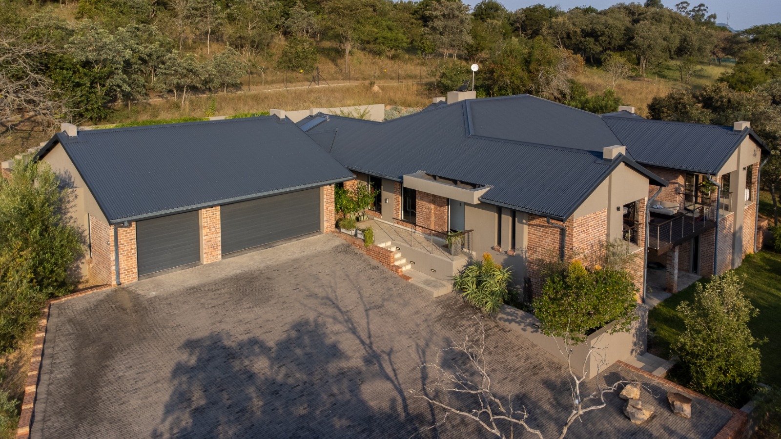 Luxurious living and beautiful views of the Lowveld. Stunning 4bedroom