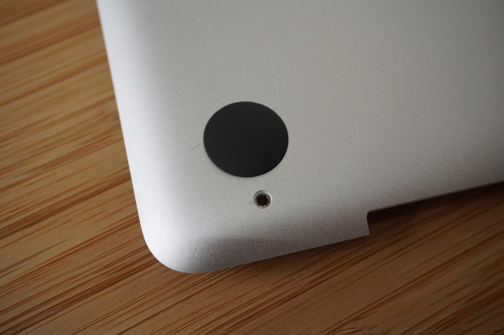 Replace MacBook Pro rubber feet with and without Apple's help ⌚️ 🖥 📱