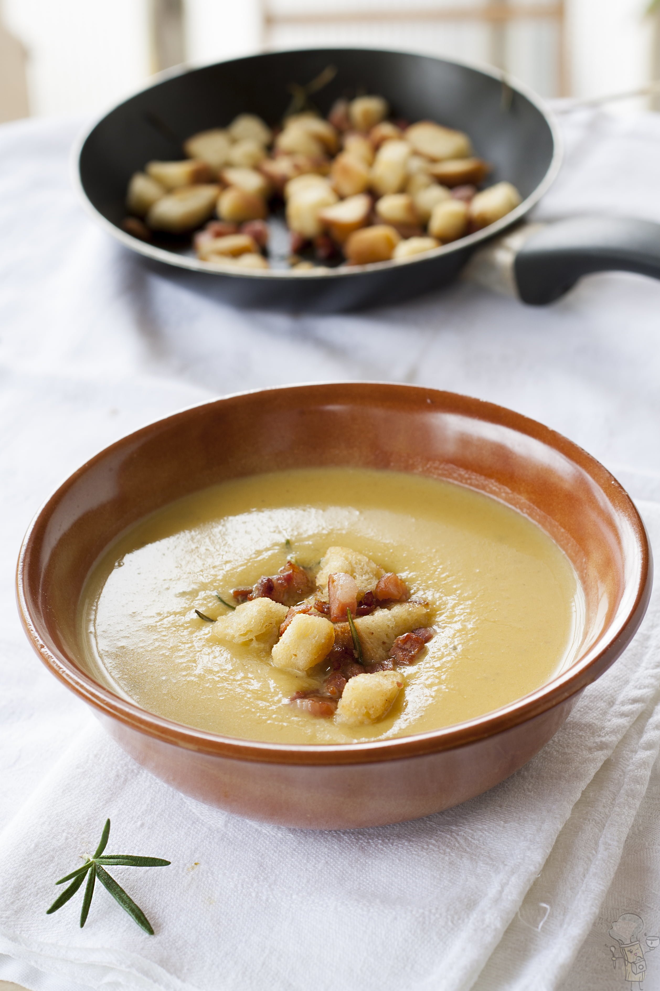 Crema di zucca con pancetta croccante e crostini Maccaroni Reflex