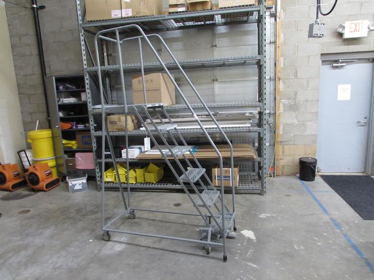 Machines Used Uline Rolling Warehouse Stair, 450 CAP, 16" Wide