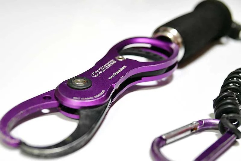 魚を掴むフィッシュグリップの使い方とブツ持ち撮影の注意点