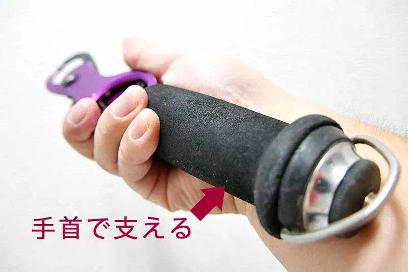 魚を掴むフィッシュグリップの使い方とブツ持ち撮影の注意点