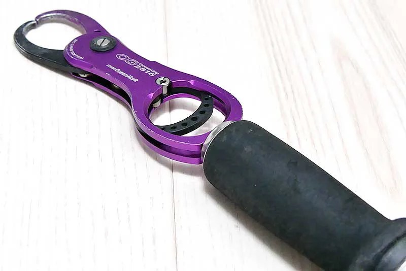 魚を掴むフィッシュグリップの使い方とブツ持ち撮影の注意点
