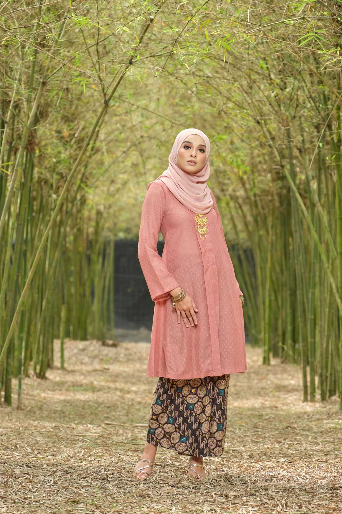Kebaya Labuh Iman Dusty Pink Madam M