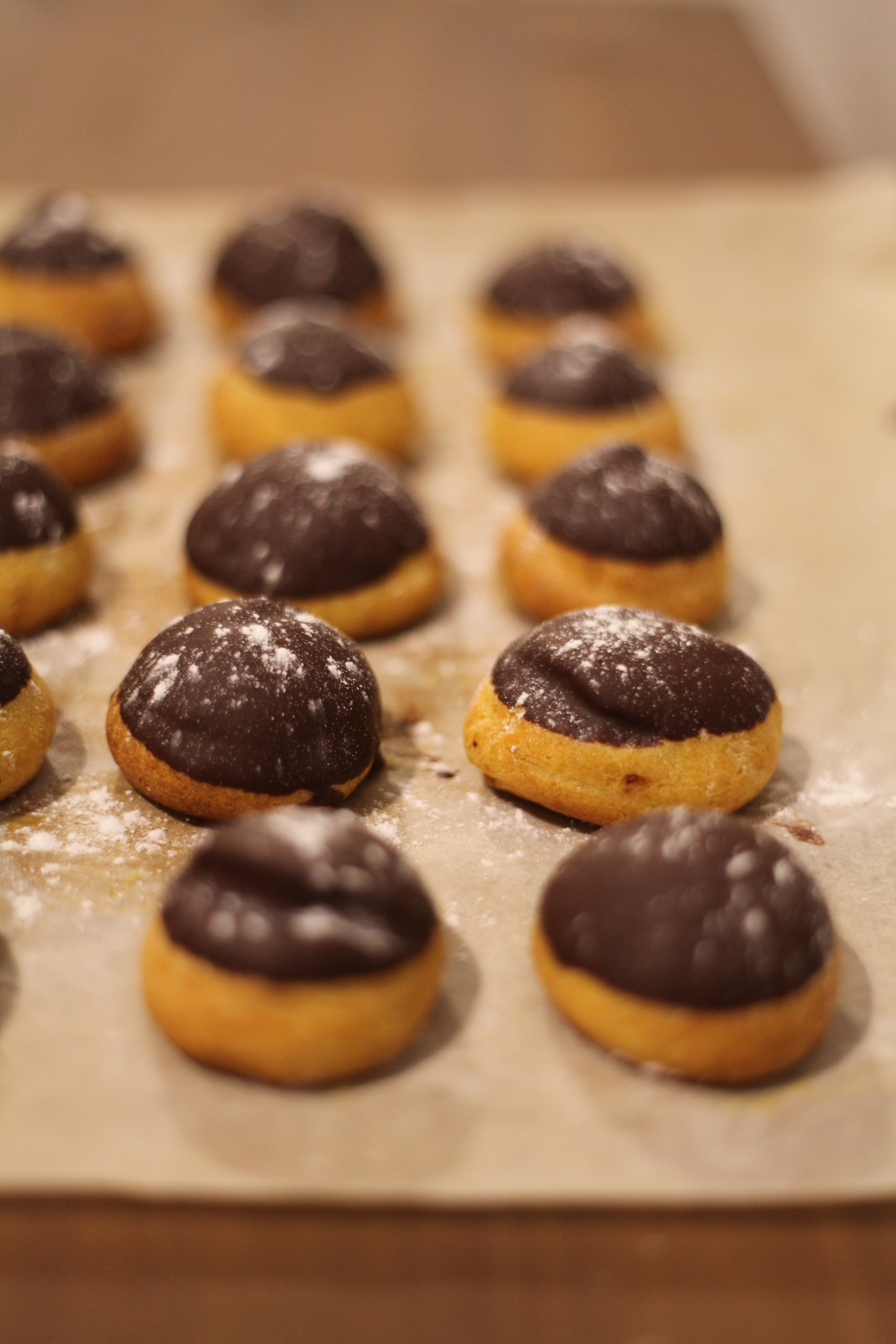 Vannbakkels små franske desserter med vanliljefyll