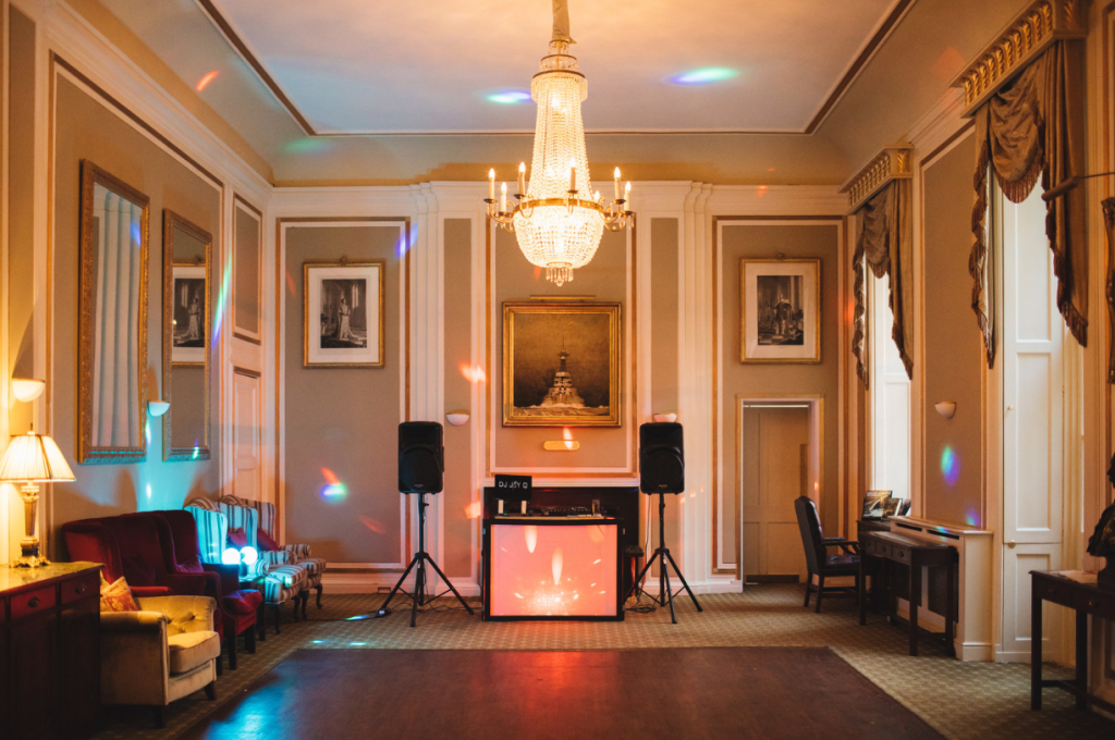 1 Le de Curiosités de Madeleine Miranda