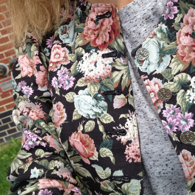 Outfit BlumenBlouson & Jeans Shorts