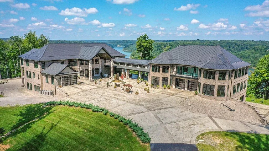61 Acre Lakefront Estate In Tennessee Mad Mansions