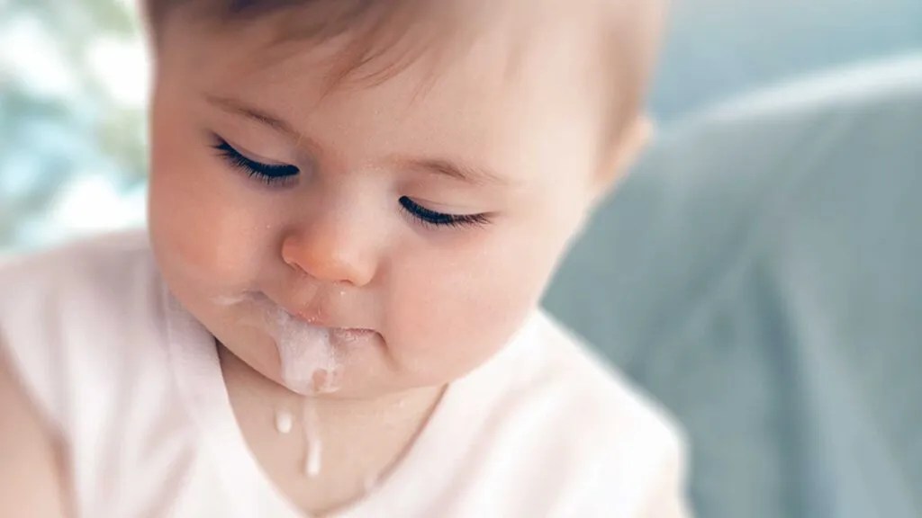 Por que os bebês golfam voltar leite e vomitar é normal até que ponto?