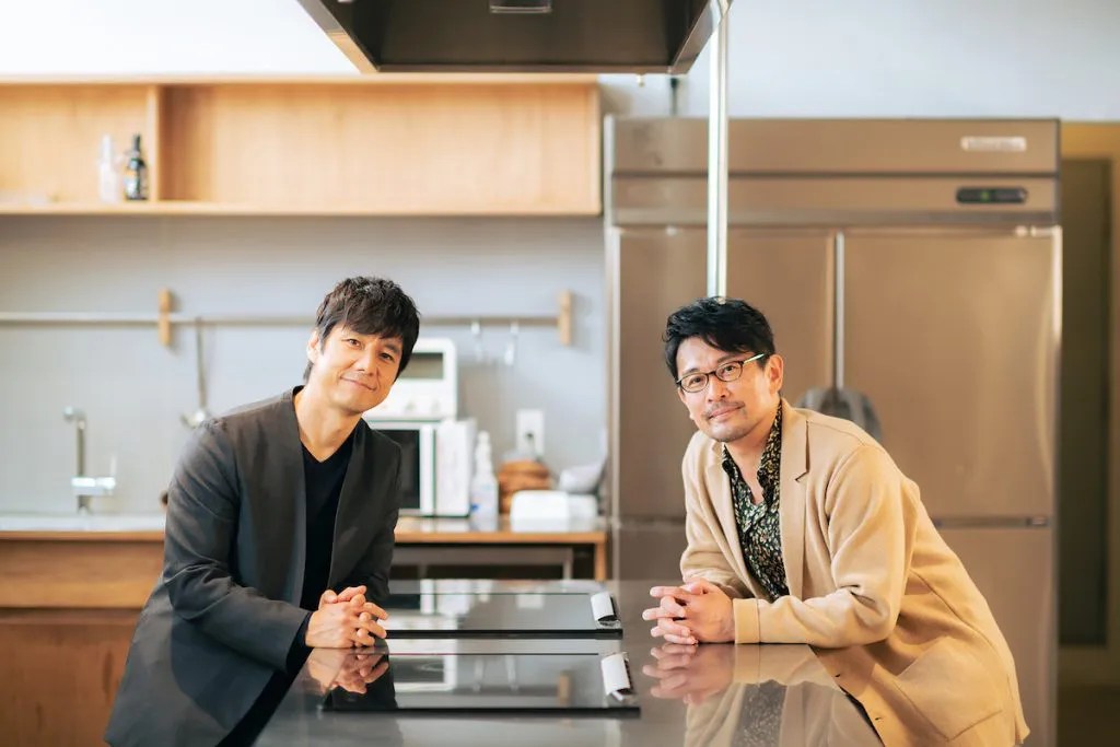 西島秀俊、映画で作業着姿 『きのう何食べた？』とギャップ｜Newsポストセブン 劇場版「きのう何食べた？」大ヒット記念！ 西島秀俊＆内野聖陽が語る、映画とごはんのおいしい関係 | 食べログマガジン