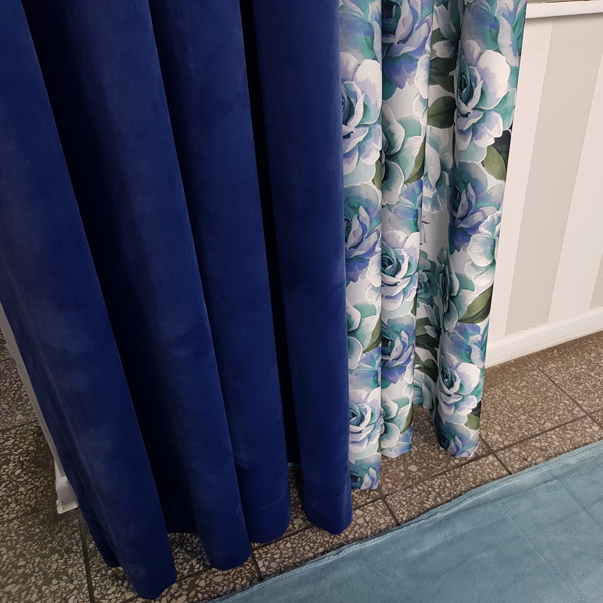 Zasłony na przelotkach do salonu MAG 338, niebieskie w rozm. 140x250 cm