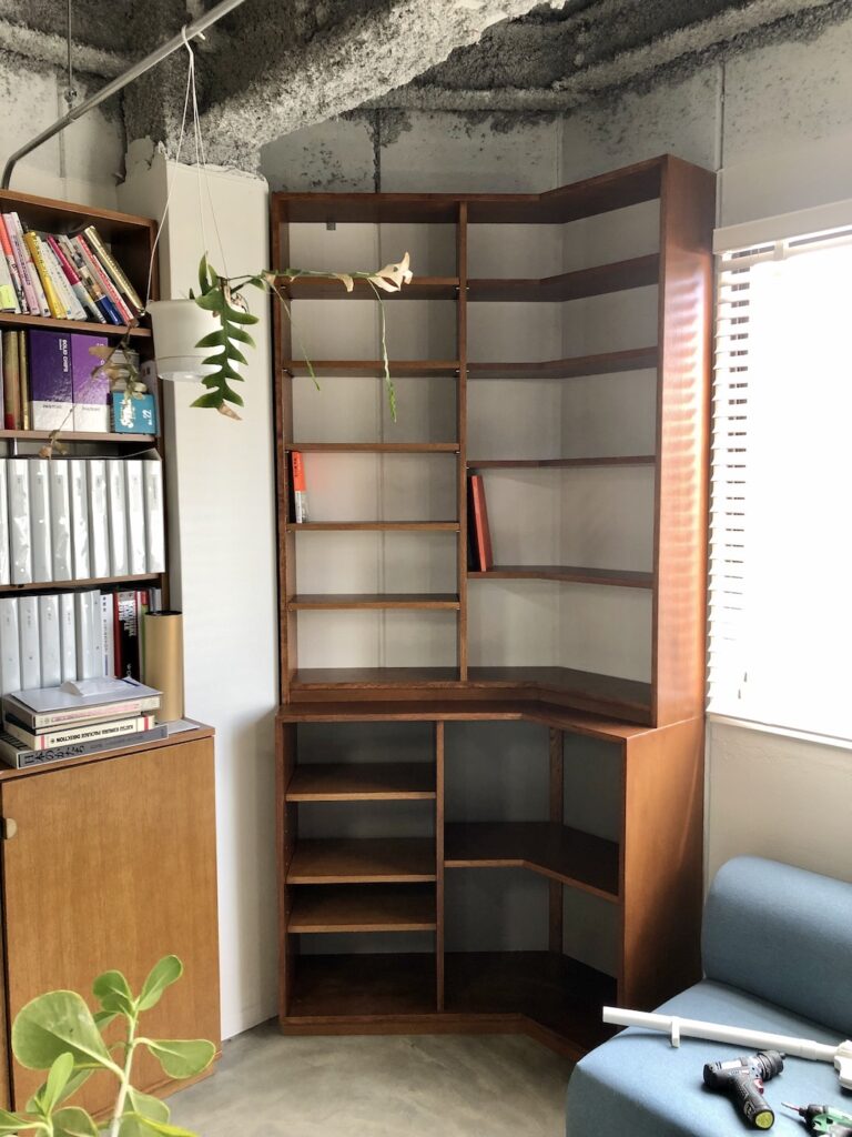 角にも本棚 Magical Furniture