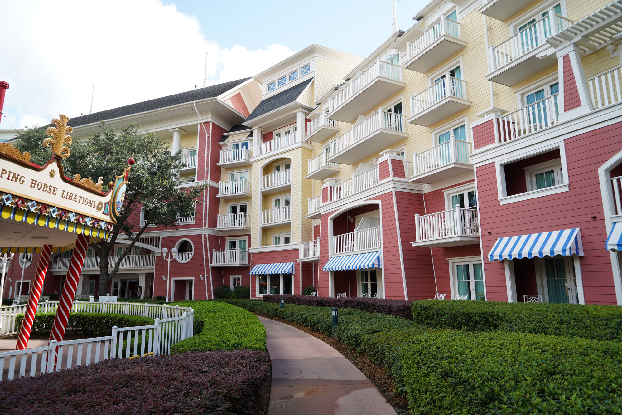 Best Disney Deluxe Resorts [List: Top 8 Upscale Hotels at Disney World]