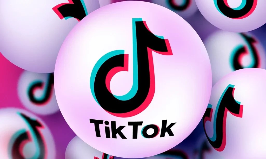 اكثر مشاهير التيك توك في السعودية 2025 إن تطبيق التيك توك من التطبيقات التي عرفت بصورة كبيرا مؤخرا في المملكة العربية السعودية وكافة أرجاء العالم، بحيث يتم نشر بعض الفيديوهات الخاصة بالشخصيات والأغاني وغير ذلك من الأمور، بحيث كان تطبيق التيك توك من أكثر التطبيقات استخداما، وكان هناك عدد كبير من الشخصيات البارزة التي تستخدم هذا التطبيق، واليكم اكثر مشاهير التيك توك في السعودية 2025: هناك الكثير من المشاهير على منصة التيك توك في السعودية. منهم سارة ميلاد والتي تضم ملايين المتابعين عبر حسابها. أيضا خديجة أشرف وهي تيكتوكر سعودية مشهورة بمحتواها. بالإضافة الى جامع السلطان وهو ناشط اجتماعي على تطبيق التيك توك لديه ملايين المتابعين. كذلك وهناك نخبة كبيرة من المشاهير بما فيهم المشهور ميتو الشامسي وغيره. من هو أشهر شخص على تيك توك في السعودية كونه من التطبيقات المتداولة بين الأفراد، فإن التيك توك يحظى بملايين المشاهدات على الفيديوهات التي يتم نشرها من حين لآخر من قبل الأفراد وكبار الشخصيات عليه، لذلك فإن هناك نسبة من المشاهير الذين يضمون ملايين المتابعات عبر حساباتهم، واليكم هنا من هو أشهر شخص على تيك توك في السعودية: يعتبر ميتو الشامسي أحد أبرز وأشهر المشاهير على التيك توك. وهو سعودي الجنسية. في العشرينات من عمره. لديه عدد كبير من المتابعين على حسابه ويصل عددهم الى أكثر من مليون متابع. يحصل على الكثير من الجوائز والأموال من خلال هذا التطبيق. يتميز بمحتواه الفكاهي وتقديمه لبعض الأمور بطريقة مضحكة. كم عدد مستخدمي تيك توك في السعودية؟ تعتبر السعودية واحدة من الدول التي تقوم باستخدام تطبيق التيك توك، بحيث يتداول هذا التطبيق عدد كبير من الأفراد من خلال نشر بعض الفيديوهات الخاصة بهم والتي تصبح ترند على هذا التطبيق، وأيضا يستخدمه البعض في مصالحه كالإعلانات والتجارة وغير ذلك من الأمور، واليكم كم عدد مستخدمي تيك توك في السعودية فيما يلي: بناءا على الأبحاث التي تم إجرائها مؤخرا. فإن عدد المواطنين الذين يقومون باستخدام تطبيق التيك توك في السعودية هو 22 مليون مستخدم. بحيث يتم تداولهم بعض الفيديوهات الخاصة بهم. وأيضا يطلع البعض على الفيديوهات الأخرى. ومنهم ما يقوم بتقديم محتوى خاص به. كم يدفع تيك توك مقابل 1000 مشاهدة؟ كونه يعتبر من منصات التواصل الاجتماعي المعروفة في العالم فإن هناك الكثير من الأرباح التي تعود على الأفراد من خلاله، لذلك فإن الكثير من الأفراد في المملكة العربية السعودية وغيرها من الدول يستخدمون هذا التطبيق من أجل الحصول على المال، واليكم في السياق كم يدفع تيك توك مقابل 1000 مشاهدة: يجدر بالذكر بأنه يستفيد البعض من تطبيق التيك توك من خلال البثوث التي يتم فتحها. كذلك عدد المشاهدات له دور كبير في تحقيق مبلغ من المال من تطبيق التيك توك. بحيث يدفع التيك توك على كل الف مشاهدة من 2 الى 4 دولار. كذلك ويزيد المبلغ بعدد المشاهدات. ومن الممكن سحب الأرباح عند الحصول على مليون مشاهدة. حساب أكبر مشاهير التيك توك في السعودية بالإشارة الى ما سبق فإنه يضم تطبيق التيك توك نخبة كبيرة ومميزة من الشخصيات الهامة والتي تضم عدد كبير من المتابعات التيتصل الى أكثر من مليون متابع، وكان قد ضمت المملكة العربية السعودية عددا من المشاهير الخاصة بتطبيق التيك توك، وإليكم لاحقا حساب أكبر مشاهير التيك توك في السعودية وهو كما يلي: سارة ميلاد، وهي صاحبة أكبر حساب تيك توك في السعودية. تضم نحو أكثر من 7.5 مليون متابع. لديها الكثير من المحبين والمتابعين عبر تطبيق التيك توك. كسبت محبة الجمهور لها من خلال حسها الفكاهي وشخصيتها. ختاما لهذا المقال، فإن منصة التواصل الاجتماعي التيك توك من أكثر المنصات استخداما بين الأفراد، كونها تحضى بملايين المشاهدات على الفيديوهات، بالإضافة الى أنها تضم نخبة من المشاهير والشخصيات البارزة عليه، وتناولنا أعلاه عدة مقتطفات حول ذلك بما فيها اكثر مشاهير التيك توك في السعودية 2025.