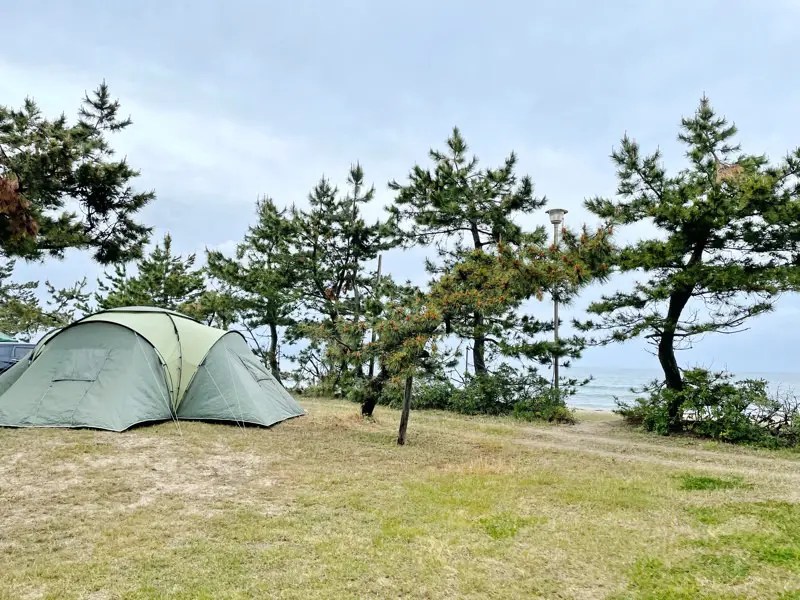「島尾キャンプ場」目の前が海！美しい朝日と海越しの立山連峰が圧巻！海水浴や観光の拠点にもおすすめ｜富山県氷見市 まいキャン！(まいにちキャンプ！)