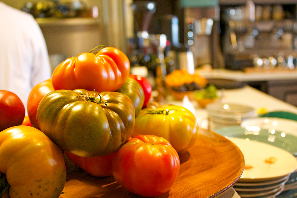 Tomatoes Main St Kitchen & Bar